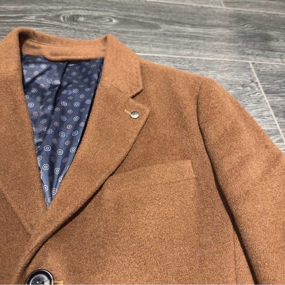 Classic Wool Coat With Tailored Collar - Picture 2 of 7